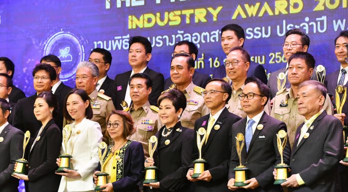 นายกฯมอบรางวัลอุตสาหกรรมปี 2562 แนะผู้ประกอบการสร้างมูลค่าเพิ่มแก่ผลิตภัณฑ์ชุมชน