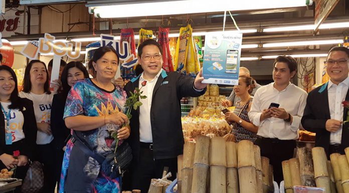 “อุตตม” ลงพื้นที่ตรวจร้านค้าในมาตรการ “ชิมช้อปใช้” ที่ตลาดหนองมน