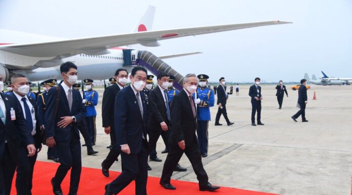นายกฯญี่ปุ่นเดินทางถึงไทย เริ่มต้นการเยือนครั้งแรกในรอบ 9 ปี