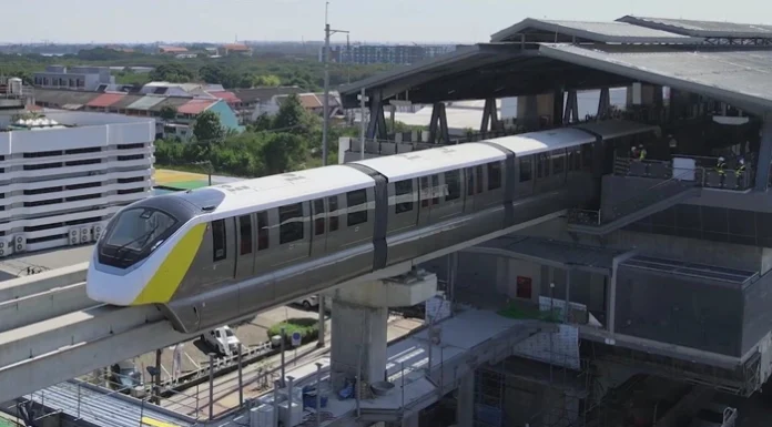 อีกไม่กี่เดือนเปิดให้บริการแล้ว!! รถไฟฟ้าสายสีเหลือง ‘ลาดพร้าว-สำโรง’ คืบหน้าเกือบ 100%