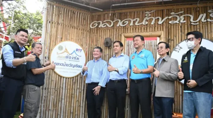 รมว.พาณิชย์ เปิดจุดจำหน่ายสินค้าธงฟ้าราคาประหยัด ประเดิมเขตมีนบุรี