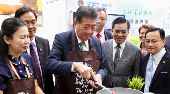 “ภูมิธรรม” โชว์ผัดกะเพราหมูในงาน CAEXPO 2023 หนานหนิง