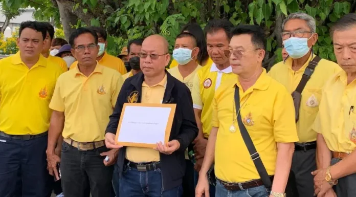 กลุ่มผู้เลี้ยงสุกรยื่นถวายฎีการะบุเดือดร้อนจากการลอบนำเข้าหมูเถื่อน