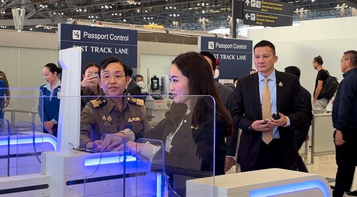 นายกฯทดลองใช้งานเครื่องพิสูจน์อัตลักษณ์บุคคล สนามบินสุวรรณภูมิ รวดเร็วไม่ถึง 30 วินาทีต่อคน