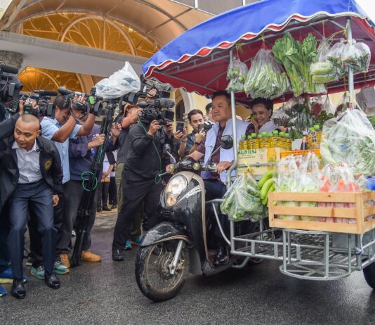 นายกฯ อนุทิน ปล่อยขบวนรถพุ่มพวง โครงการ “ไทยช่วยไทย ลดภาระค่าครองชีพ”
